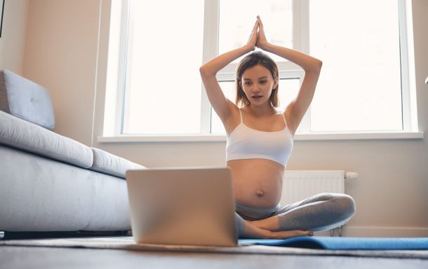 オンラインでRPYT養成講座を受ける女性